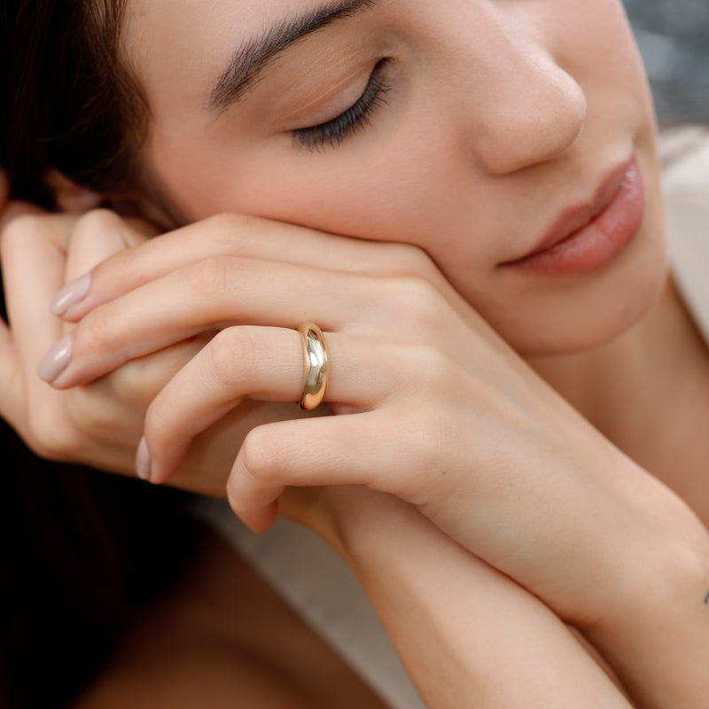 Large Dot Band in Solid Gold