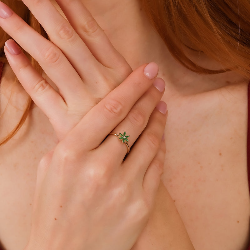 flower ring with emerald and diamond