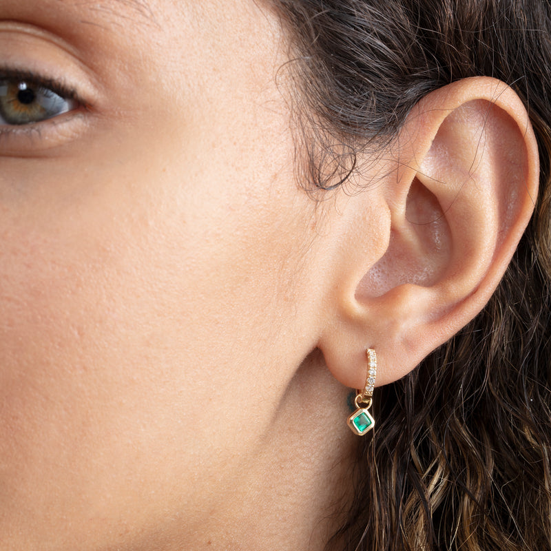 Asscher-Cut Emerald Charm Huggies, Lujza