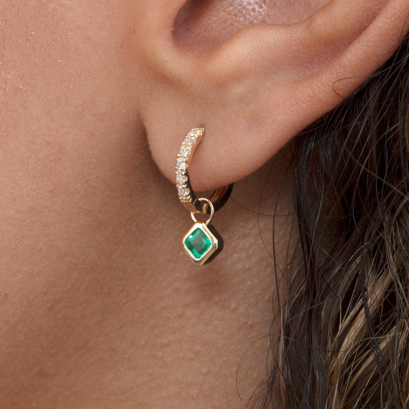 Asscher-Cut Emerald Charm Huggies, Lujza