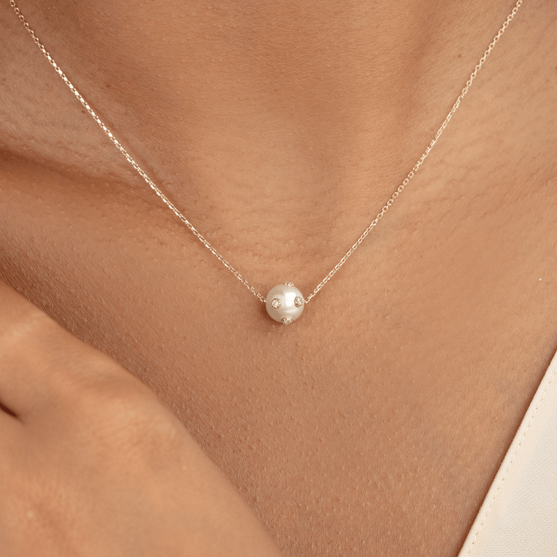 Pearl and Diamond Necklace, Panni