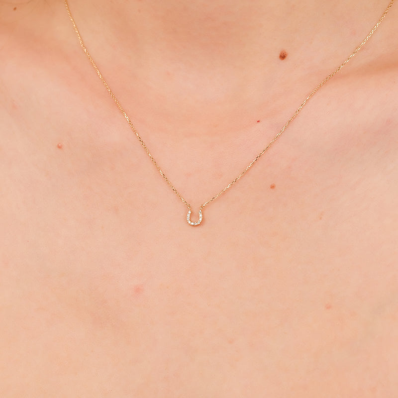 dainty horseshoe pendant necklace in solid gold