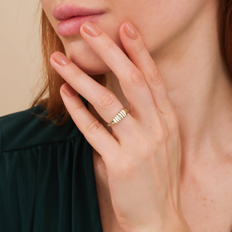 minimalistic style ribbed ring