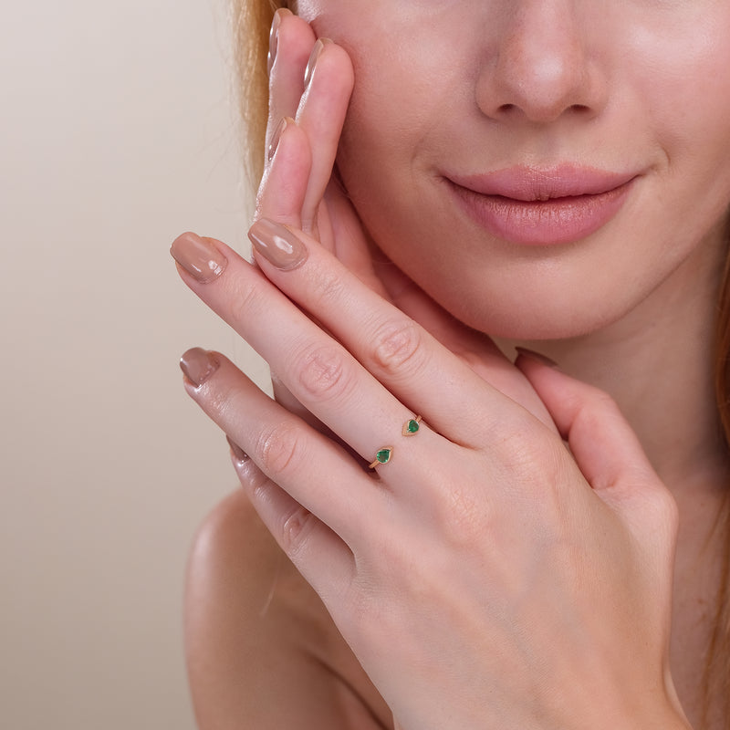 pear shaped emerald ring in gold