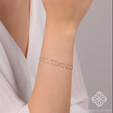  double chains on a solid gold bracelet, with a name crafted from sparkling natural diamonds.