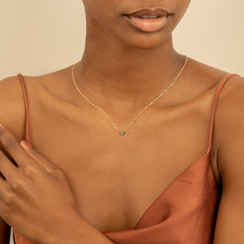 Elegant and timeless emerald heart necklace in gold.