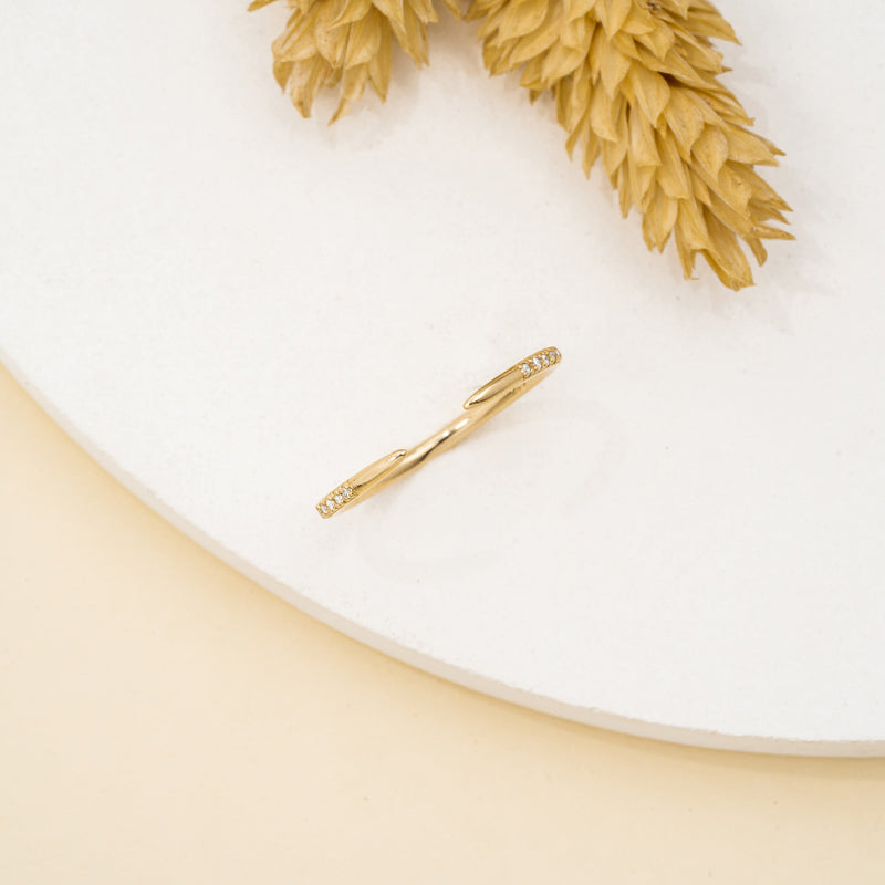 Yellow Gold Claw Ring with Diamonds