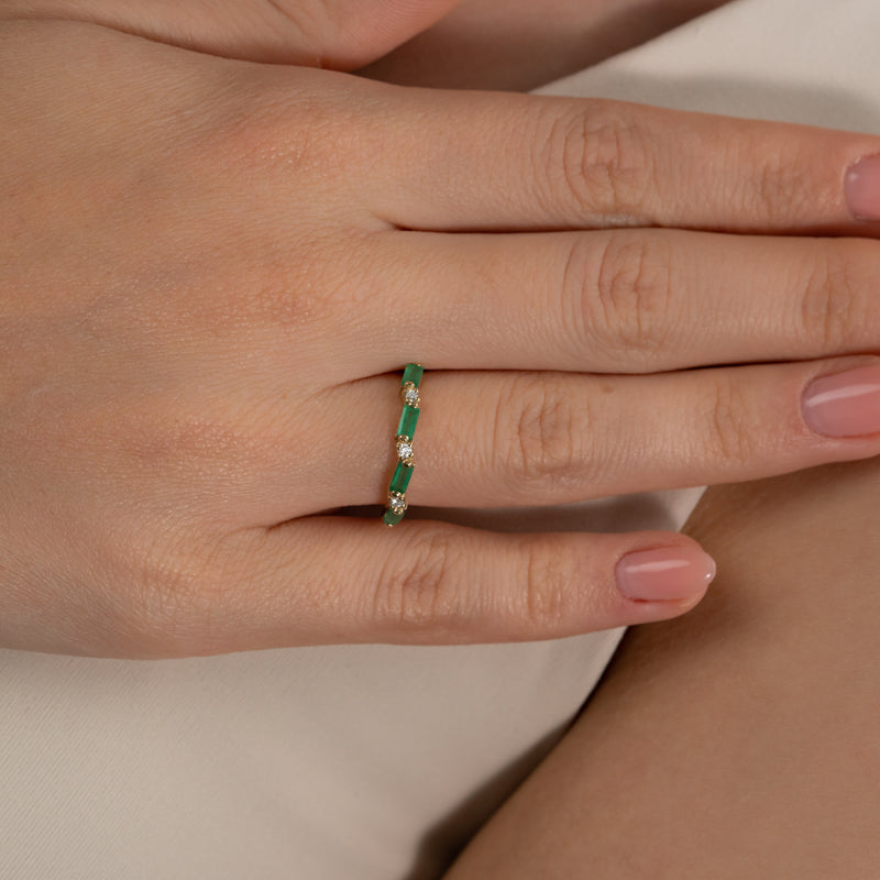 Minimalistic Diamond and Emerald Ring
