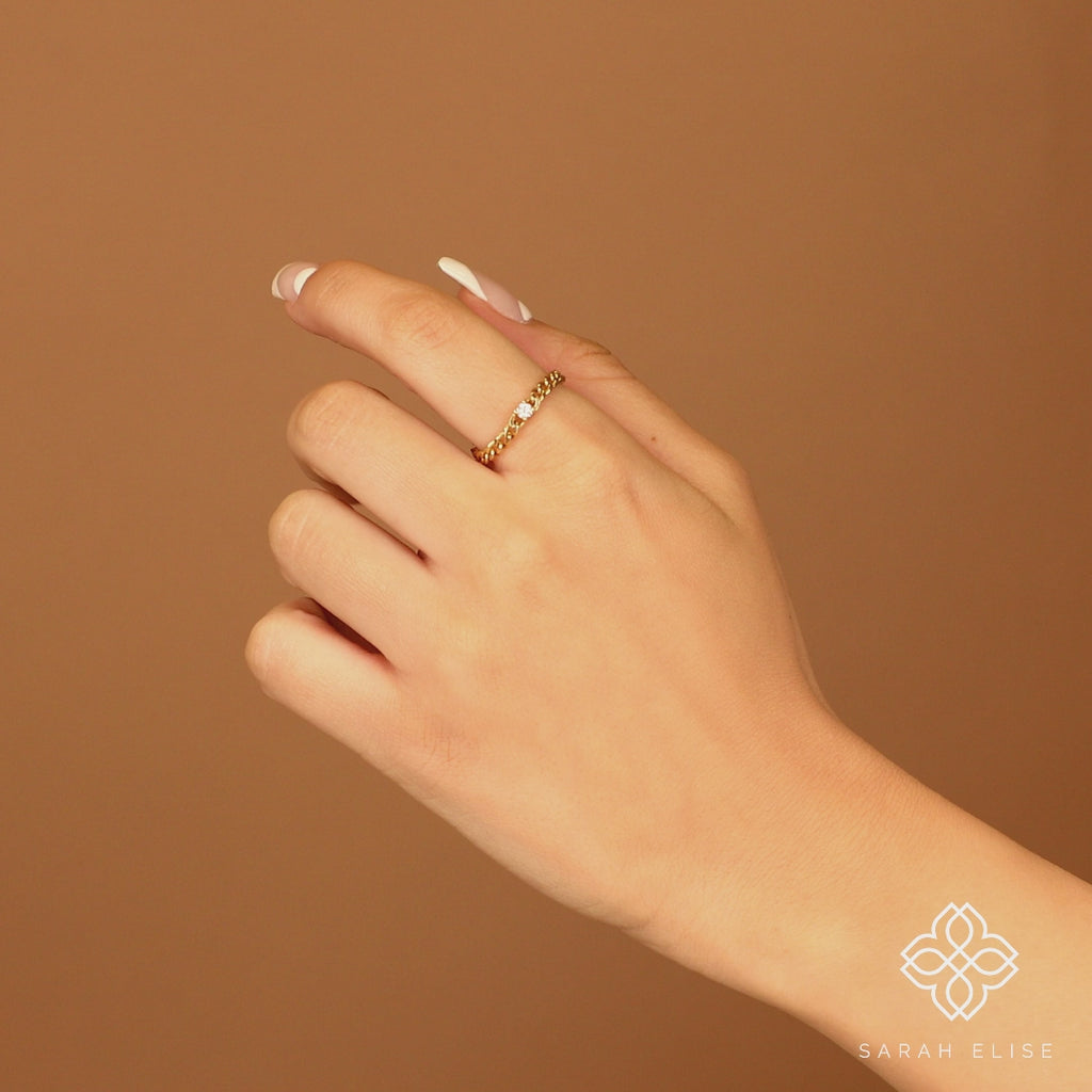Minimalistic Gold and Diamond Chain Ring